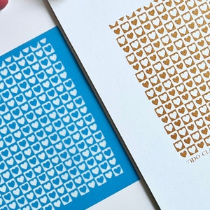 Peut inclure: Un pochoir bleu et blanc avec un motif de petits cœurs. Le pochoir est étiqueté "TIDO CLAY TOOLS".