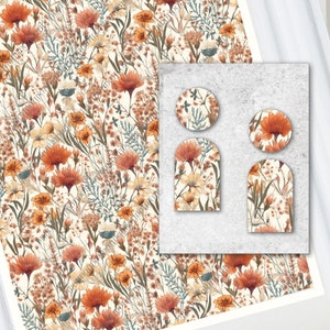 Può includere: Un foglio digitale stampabile con un motivo floreale con fiori arancioni, marroni e blu su sfondo bianco. Il foglio include anche quattro adesivi stampabili con lo stesso motivo floreale.