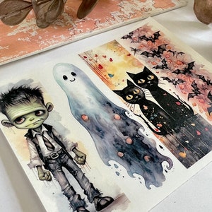 Puede incluir: Un conjunto de tres ilustraciones de acuarela que representan un monstruo verde, un fantasma y dos gatos negros. Las ilustraciones están sobre un fondo blanco y tienen un estilo caprichoso de temática de Halloween.