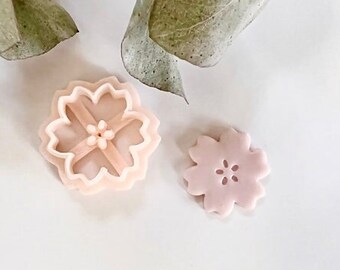 Cortador de arcilla con forma de flor de durazno: Creación de joyas para pendientes de flores