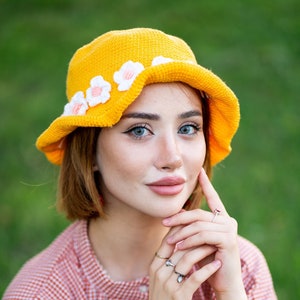 Gele Daisy Bucket Hat, gehaakte zomer caps, bloemen oranje roze strand handgemaakte hoeden, Fuschia gehaakte top tas, vrouw accessoire hoeden en caps