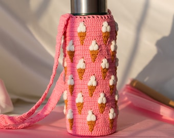 Icecream Crochet Water Bottle Holder Rose Thermos Carrier Sac à bandoulière Unique Cadeau personnalisé pour elle Beige Mug Chapstick Cosy Hydro Flask