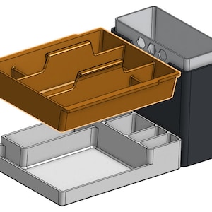 Może przedstawiać: Trzyczęściowy zestaw organizerów biurowych. Zestaw zawiera ciemnobrązową tacę z przegródkami, szarą tacę z wieloma przegrodami oraz czarny prostokątny pojemnik z sześciokątnymi wycięciami. Organizer przeznaczony jest do przechowywania artykułów biurowych.