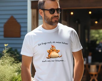Pode incluir: Camiseta branca com um frango de desenho animado e o texto "Ich frage mich, ob meine Hühner auch von mir träumen -"