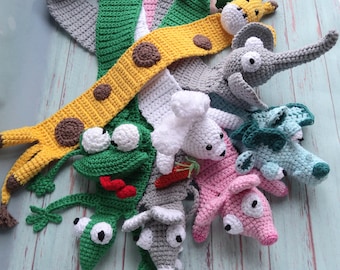 Puede incluir: Una colección de marcapáginas de animales de crochet, que incluyen una jirafa, un elefante, una rana, un conejo, un cerdo y un perro. Los marcapáginas son de diferentes colores y tienen caras lindas.