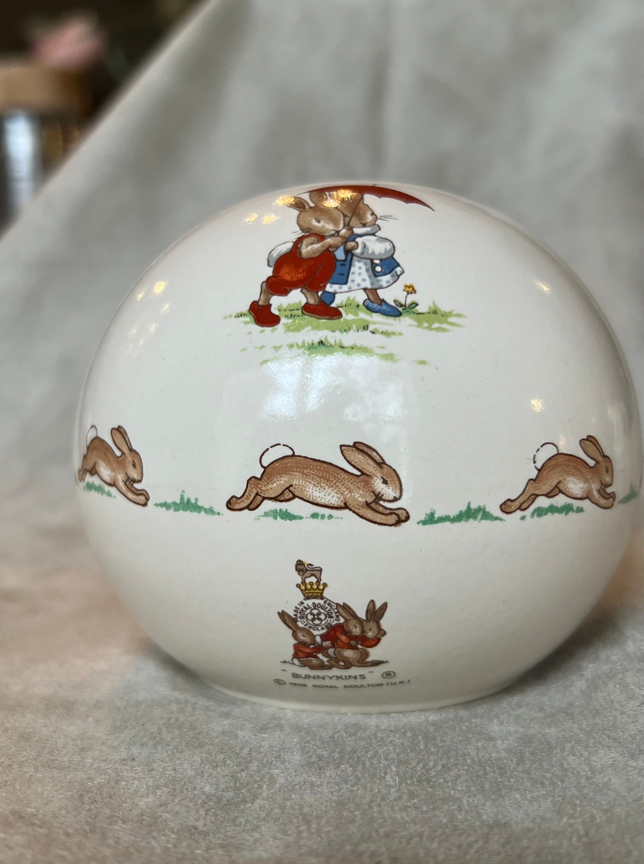 美品.セール中　vintage ロイヤルドルトン Bunnykins Royal Doulton “bunnykins” Money Ball Haystack Picnic - Etsy