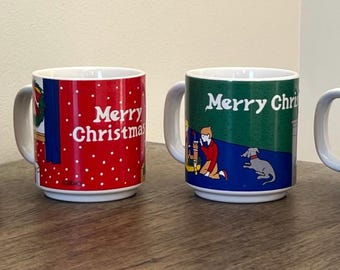 Puede incluir: Conjunto de cuatro tazas de cerámica blanca con temática navideña. Cada taza presenta un diseño diferente con fondo rojo, verde o azul y una escena festiva. Todas las tazas dicen "Merry Christmas" en letras rojas.