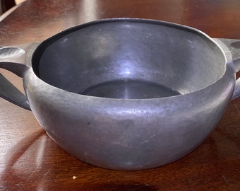 SG451 English Pewter Company Bicchiere con base in peltro e teschio velenoso e ornamento a tibie incrociate