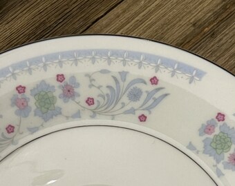 Set di 4 piattini Sango Light Blue Serenade con finiture in platino.