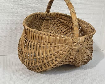 Vintage Buttocks Gathering Basket | Hand Woven Natural Wicker Basket With Handle | Rustic Farmhouse Country Grannycore Basket | BOHO Decor