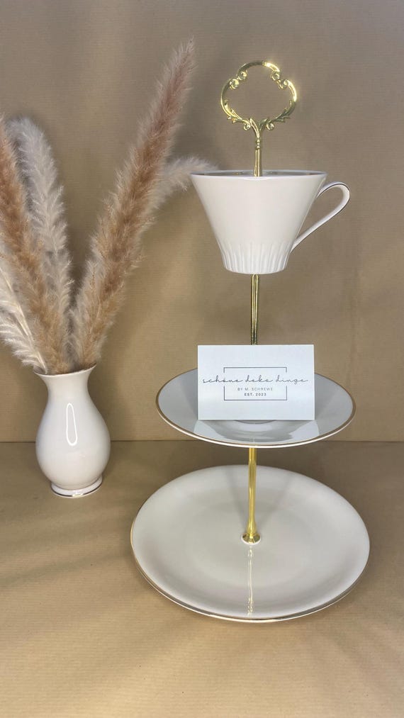 Vintage Porzellan- Etagere, Upgecycelt, 3-stöckig, Beige mit Goldrand, Halterung Gold, Klassisch & Elegant Speisen präsentieren, Dekorativ