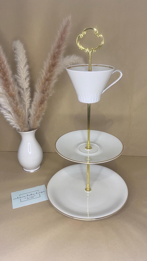 Vintage Porzellan- Etagere, Upgecycelt, 3-stöckig, Beige mit Goldrand, Halterung Gold, Klassisch & Elegant Speisen präsentieren, Dekorativ