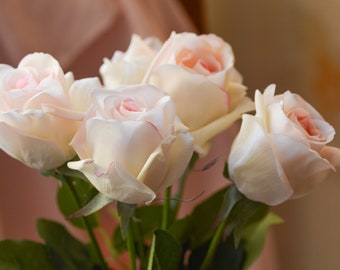A real touch Blush rose. Artificial roses for making wedding bouquets. Decorative flowers at the wedding。