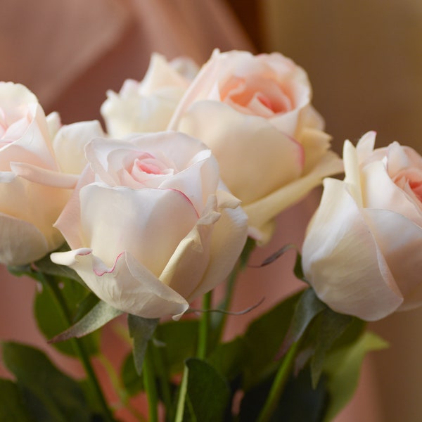 A real touch Blush rose. Artificial roses for making wedding bouquets. Decorative flowers at the wedding。