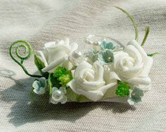 A simple white rose pocket-style corsage。Groom & Groomsmen Accessory