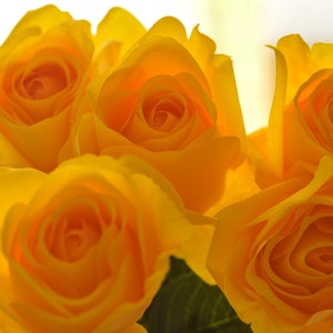 Pode incluir: Um buqu&ecirc; de cinco rosas amarelas com p&eacute;talas macias.