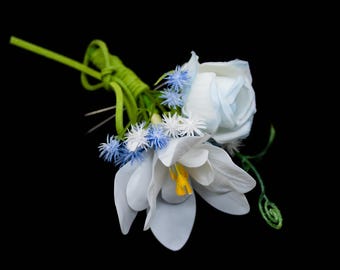 A white corsage with a realistic touch & Men&#39;s Boutonniere