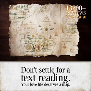 K&ouml;nnte beinhalten: Eine Karte im antiken Stil mit komplizierten Details und verblassten Farben, vor einem dunklen Holz Hintergrund. Die Karte enth&auml;lt Text und Illustrationen, mit den Worten "13200+ REVIEWS" und "Don't settle for a text reading. Your love life deserves a map."
