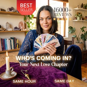 以下が含まれることがあります： 女性がタロットカードを持っており、「WHO'S COMING IN? Your Next Love Chapter」というテキストが表示されています。紫色のランナーが付いたテーブルの上でろうそくが燃えています。「SAME HOUR」と「SAME DAY」というテキストが含まれています。