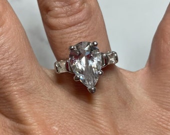 Anillo de plata de ley con circonita cúbica grande de corte pera en el centro