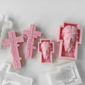 Può includere: Quattro stampi in silicone rosa per realizzare oggetti in resina. Gli stampi hanno la forma di una croce e presentano le parole "Fede" e "Benedetto" e una rappresentazione del volto di Gesù.