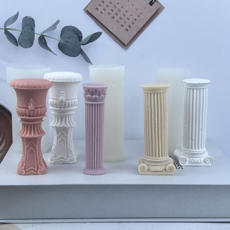 Pu&ograve; includere: Sei diversi stampi in silicone per decorare torte. Gli stampi sono a forma di colonne e di un piedistallo. Gli stampi sono rosa, bianchi, beige e grigi.