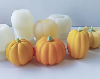 Peut inclure: Plusieurs citrouilles décoratives de différentes nuances d'orange et de jaune, avec des tiges vertes. Certaines sont évidées, d'autres sont pleines. Les citrouilles sont disposées sur une surface blanche, parfaites pour la décoration d'automne.