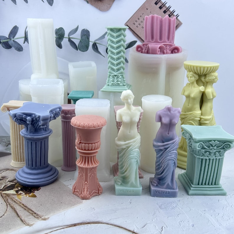 Pu&ograve; includere: Assortimento di stampi decorativi per candele a pilastro in vari colori e stili, tra cui una coppia di statue di Venere, una coppia di busti femminili e una variet&agrave; di disegni di colonne.