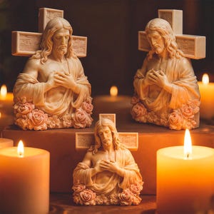 Könnte beinhalten: Drei beige religiöse Statuen von Jesus mit einem Kreuz dahinter, umgeben von rosa Rosen. Die Statuen haben die Hände vor der Brust gefaltet. Angezündete Kerzen im Vorder- und Hintergrund schaffen eine warme, einladende Atmosphäre.