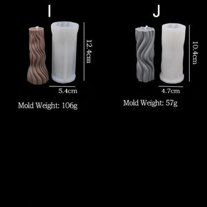 K&ouml;nnte beinhalten: Zwei Kerzenformen, eine mit einem wellenf&ouml;rmigen Design und die andere mit einem glatten Design. Die Formen sind wei&szlig; und messen 12,4 cm hoch und 5,4 cm breit. Die Formen wiegen 106 g und 57 g.
