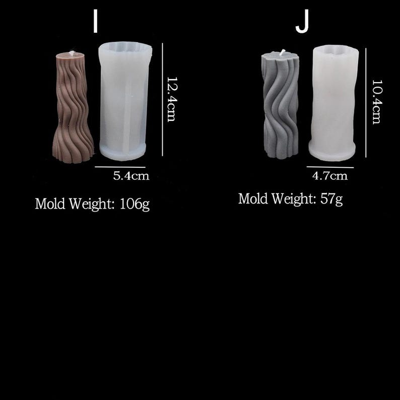 K&ouml;nnte beinhalten: Zwei Kerzenformen, eine mit einem wellenf&ouml;rmigen Design und die andere mit einem glatten Design. Die Formen sind wei&szlig; und messen 12,4 cm hoch und 5,4 cm breit. Die Formen wiegen 106 g und 57 g.