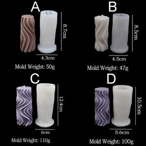 K&ouml;nnte beinhalten: Vier Silikon-Kerzenformen in verschiedenen Gr&ouml;&szlig;en. Die Formen sind wei&szlig; und haben ein wellenf&ouml;rmiges Design. Die Formen werden mit Beispielkerzen in Braun, Wei&szlig; und Lila gezeigt.