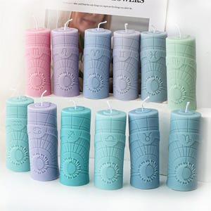 Può includere: Dodici candele con i segni zodiacali in vari colori pastello. Ogni candela presenta un diverso simbolo zodiacale e un design di sole e luna.
