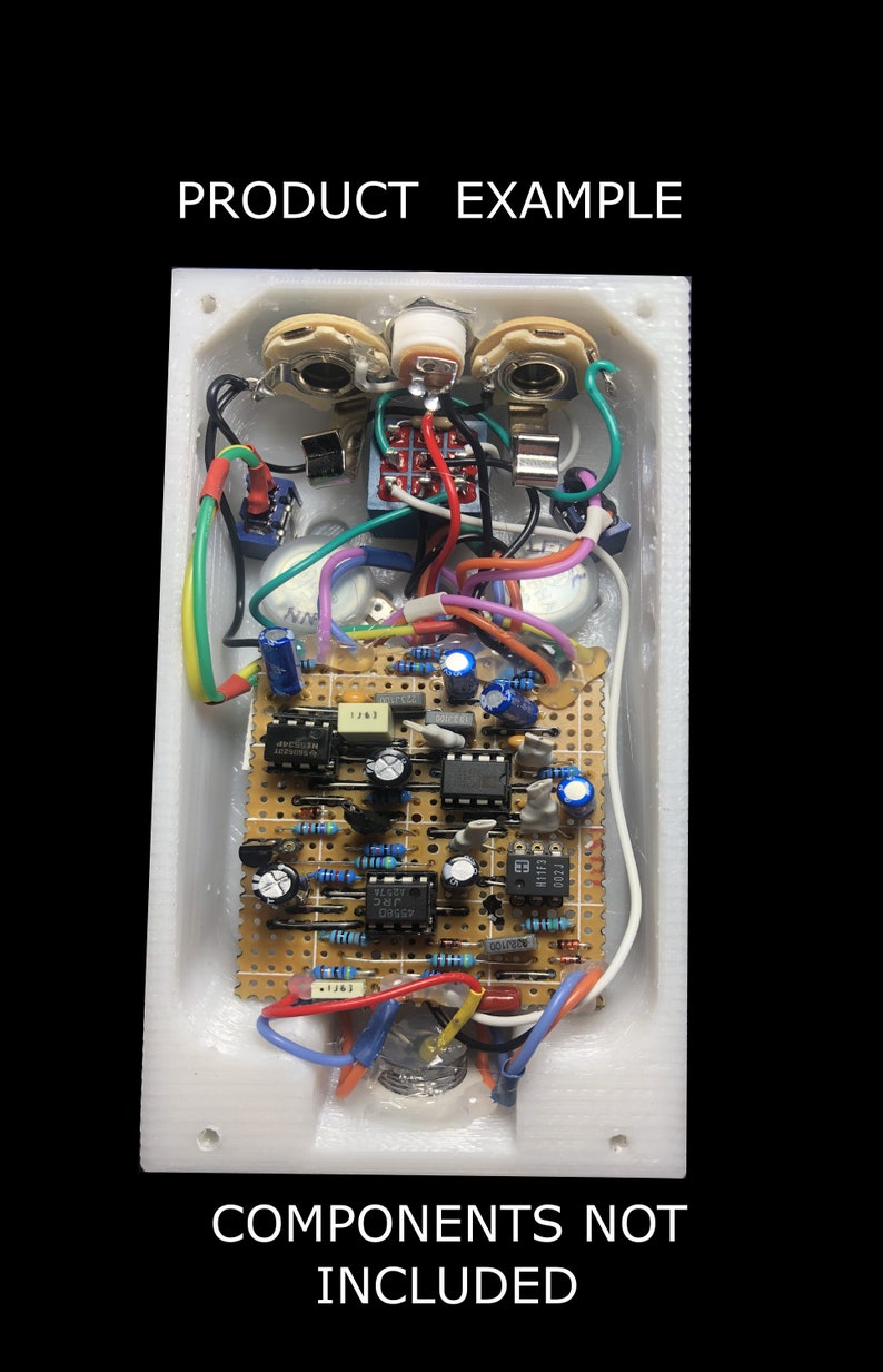 Op de afbeelding: Een witte rechthoekige behuizing met elektronische componenten. De printplaat heeft weerstanden, condensatoren en ge&iuml;ntegreerde schakelingen. De tekst "PRODUCT EXAMPLE" en "COMPONENTS NOT INCLUDED" zijn zichtbaar.