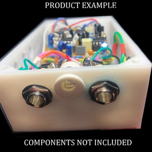 Op de afbeelding: Een witte rechthoekige elektronische behuizing met twee metalen aansluitingen en een centrale cirkelvormige opening. De binnenkant onthult een printplaat met diverse gekleurde draden en componenten. De tekst "PRODUCT EXAMPLE" en "COMPONENTS NOT INCLUDED" zijn zichtbaar.