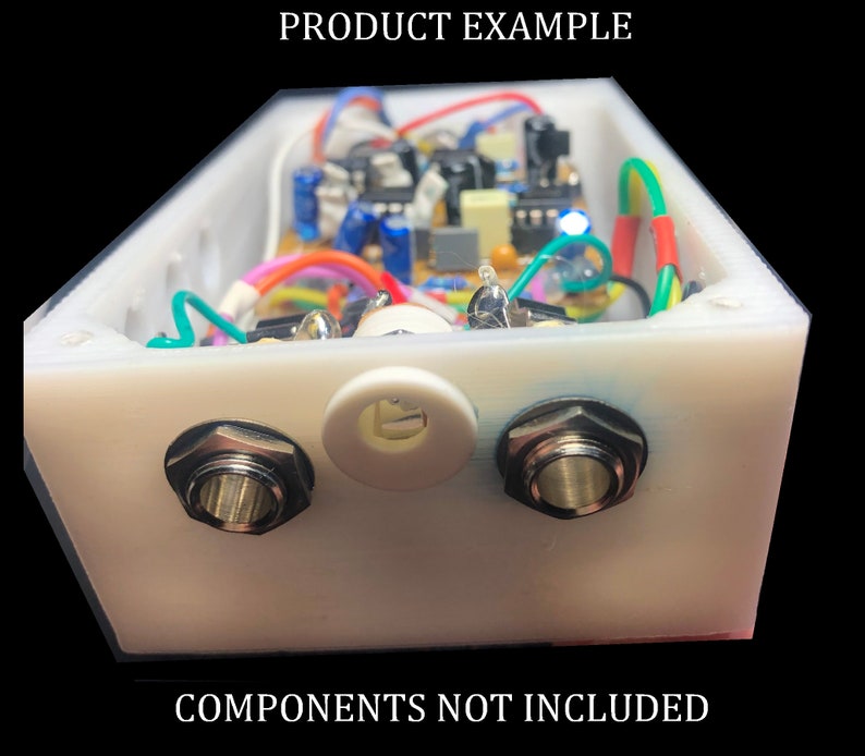 Op de afbeelding: Een witte rechthoekige elektronische behuizing met twee metalen aansluitingen en een centrale cirkelvormige opening. De binnenkant onthult een printplaat met diverse gekleurde draden en componenten. De tekst "PRODUCT EXAMPLE" en "COMPONENTS NOT INCLUDED" zijn zichtbaar.