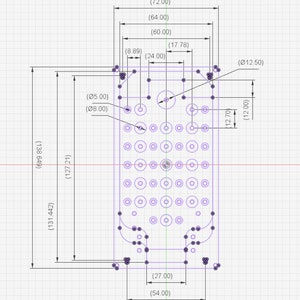 Op de afbeelding: Een technische tekening van een rechthoekig object met talrijke cirkelvormige gaten en afmetingen in millimeters. Het object heeft afgeronde hoeken en verschillende grotere cirkelvormige openingen. De afmetingen zijn ongeveer 138,649 mm bij 72,00 mm.