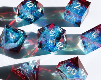 Bleeding Sapphires - jeu de dés holographiques à arêtes vives en résine fait main pour DnD, D&D, Donjons et Dragons, dés RPG, dés galaxie, dés étincelants