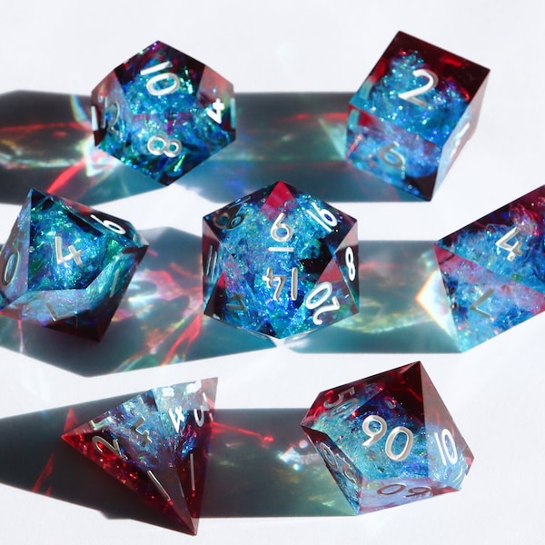 Dados holográficos artesanais de resina com bordas afiadas, chamados "Sweeding Sapphires", ideais para D&D (Dungeon and Dragons), RPG, dados galácticos e dados brilhantes.