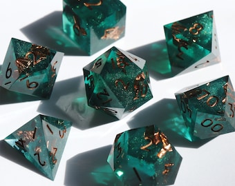 Decay Deco - jeu de dés DnD à bords tranchants en résine fait main vert sarcelle et cuivre pour DnD, D&D, Donjons et Dragons, dés RPG