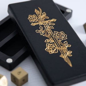 Gilded Sword Illustrated Dice Vault - tärningshållare i trä, svart valnötsträ, DnD-tillbehör, DnD-tärningar, bordstillbehör