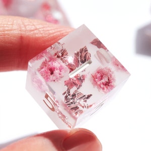 Pale Primavera - set di dadi in resina rosa pastello fatti a mano con bordi affilati e fiori veri per DnD, D&D, Dungeons and Dragons, dadi RPG, dadi floreali