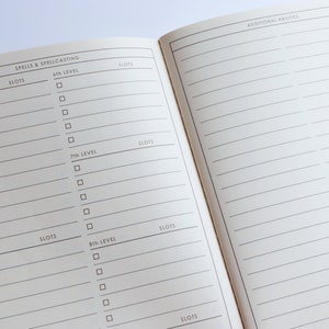 以下が含まれることがあります： 呪文と呪文詠唱のためのセクションがあり、さまざまな呪文レベルの枠が設けられています。ノートには、追加の能力のためのセクションもあります。