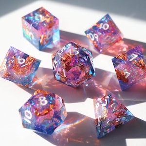 Wanderluster - Juego de dados de borde afilado de resina holográfica hechos a mano para DnD, D&D, Dungeons and Dragons, dados de rol, dados de galaxia, dados brillantes, holo