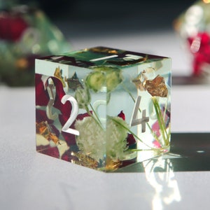 Victorian Tearoom - set di dadi D&D con bordo affilato in resina floreale fatto a mano con fiori veri per D&D, D&D, Dungeons and Dragons, dadi RPG
