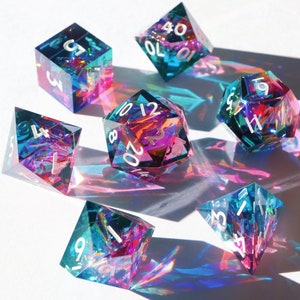 Hologram Gems - conjunto de dados holográficos de resina com lâmina afiada feitos à mão para DnD, D&D, Dungeons and Dragons, dados de RPG, dados de galáxia, dados de onda de vapor