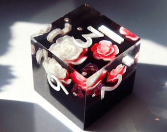 Unloved - floral handmade resin sharp edge dnd dice set with flowers for DnD, D&D, Dungeons and Dragons, RPG dice, rose dice, elegant