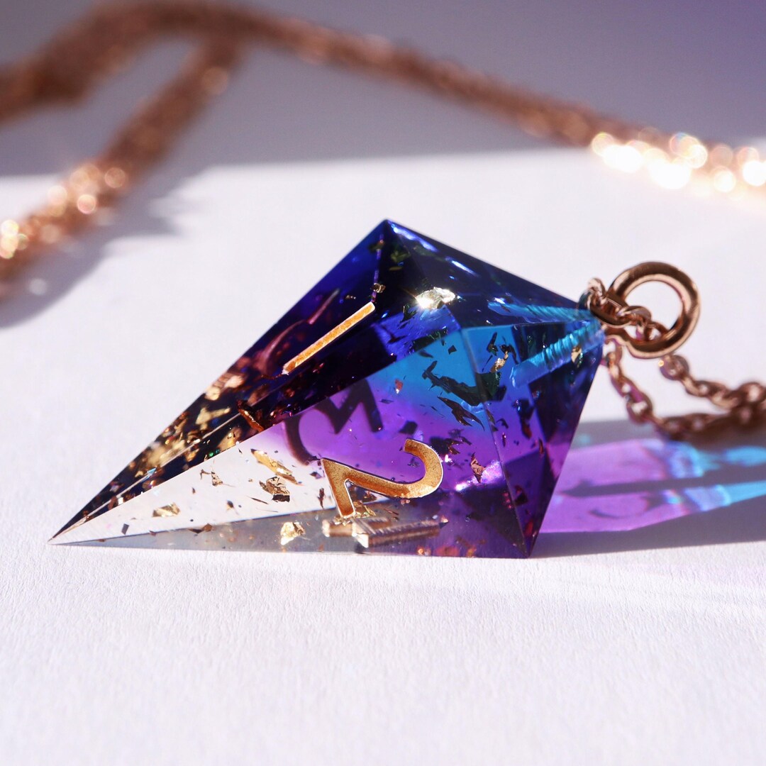 Chaotic Neutral DnD Alignment D12 Dice Pin en émail finition argentée | Gamer 5e RPG Nerdy Pin, Caoutchouc, métal, Non connu Chaotic Neutral DnD Alignment D12 Dice Pin en émail finition argentée | Gamer 5e RPG Nerdy Pin, Caoutchouc, métal, Non connu