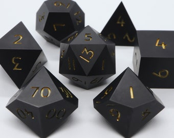L'obélisque noir - jeu de dés DnD à bords tranchants en résine noire ultra-mate faite main pour D&D, D&D, Donjons et Dragons, dés RPG, dés mats
