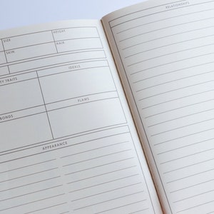 以下が含まれることがあります： 関係についての情報を書き留めるための、罫線入りの空白のノート。左ページには、背景、性格、絆、外見、サイズ、肌、身長、髪、理想、欠点のセクションがあります。右ページには、上部に「関係」という言葉があり、罫線入りのページでいっぱいです。